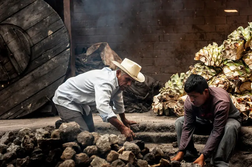Maestro mezcalero trabajando en el palenque